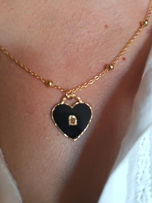 Colgante modelo corazón negro color dorado